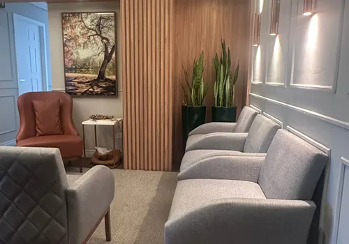 Recepção elegante, silenciosa e confidencial da clínica Essentia em Curitiba