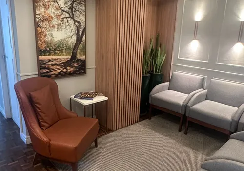 Consultório intimista com poltronas confortáveis, ideal para consultas longas e acolhimento humanizado