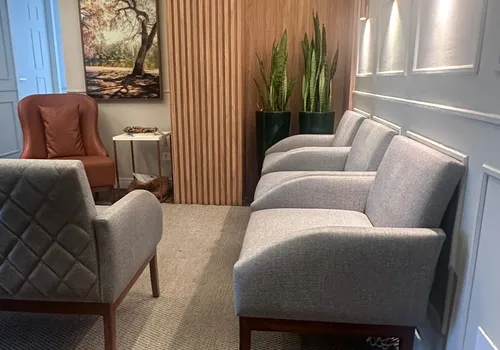 Sala de atendimento humanizado com iluminação suave, ideal para processos de elaboração simbólica profunda