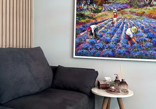 Detalhe do sofá e da pintura vibrante que decora um dos ambientes de estar do terceiro consultório